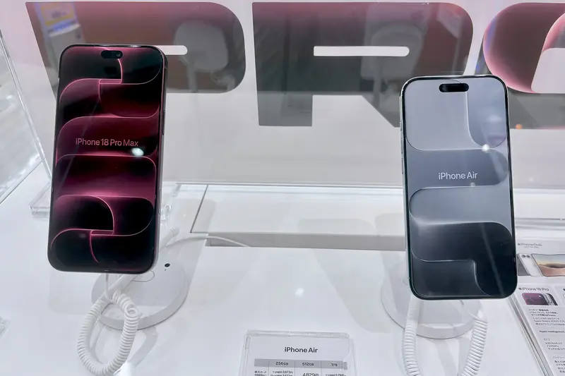 iPhone 18 Pro Max (left) and iPhone Air (right) on store display stands, each with its model name on screen